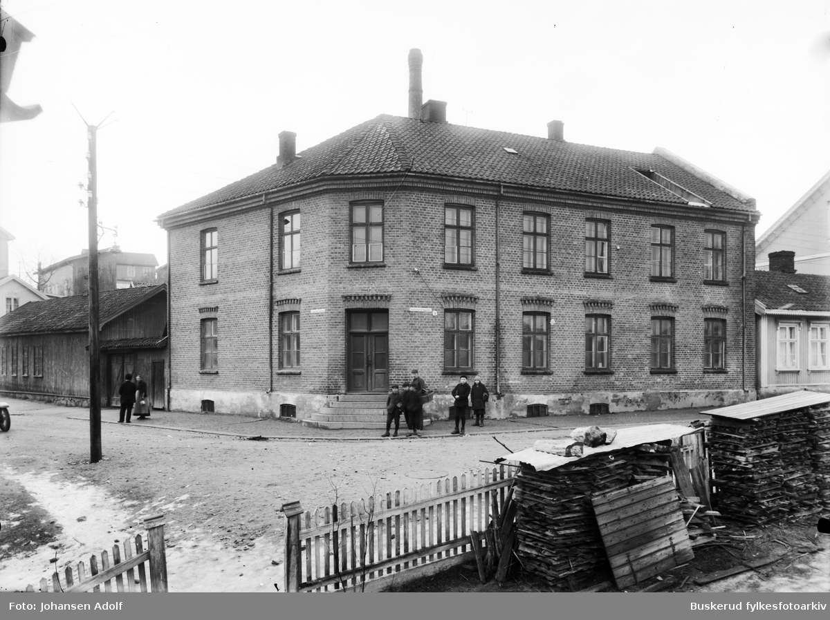Krysset Lagesengate og Hammerbrogate på nordsiden. 
Huset har tidligere vært brukt til meieri og  handelsskole.