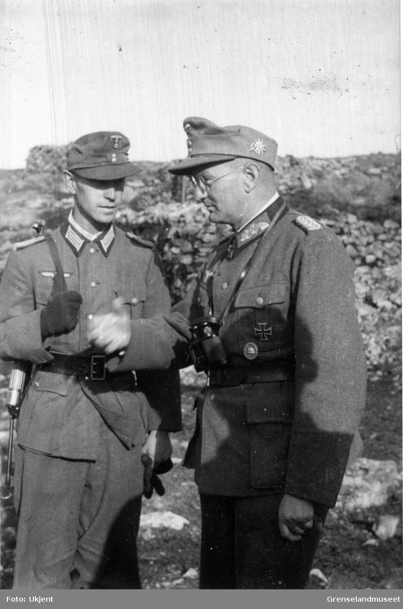 General Ferdinand Schörner i samtale med en annen soldat. Ukjent sted, Østfronten. 