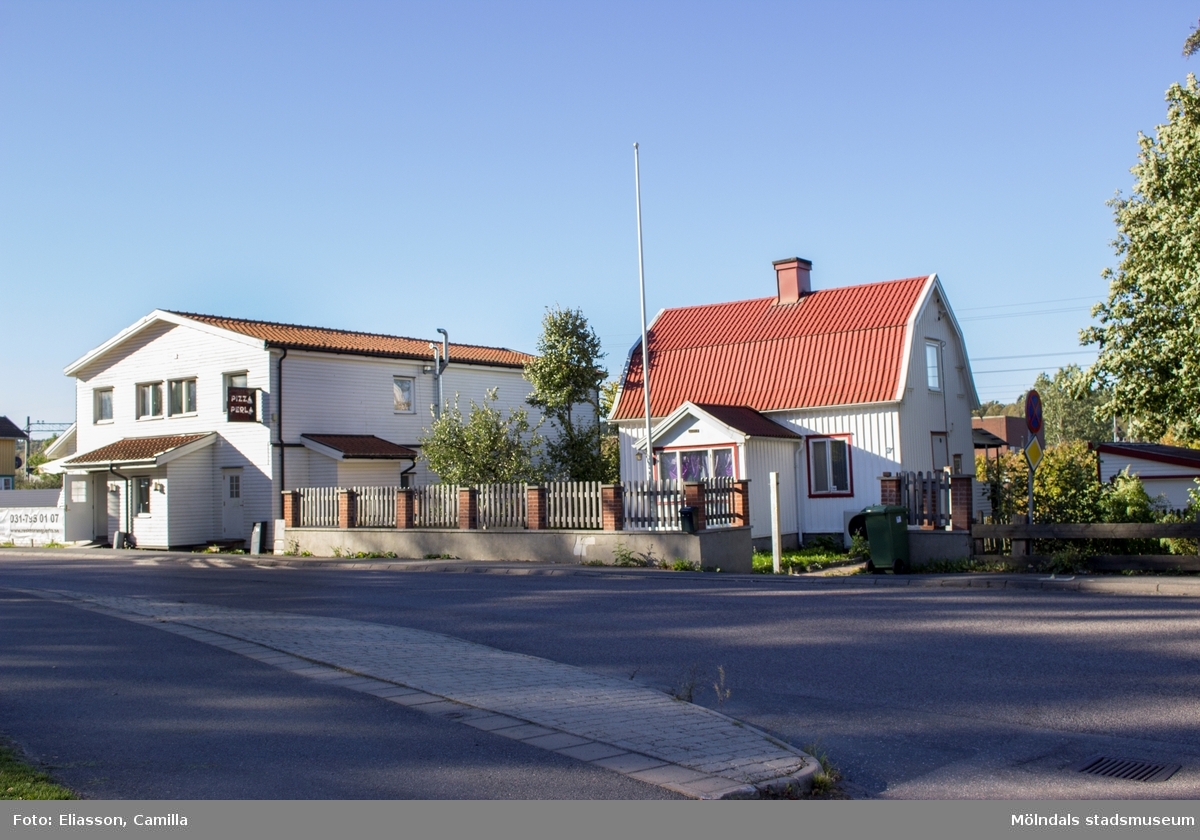 Till vänster ses Restaurang Perla i huset Gamla Riksvägen 54. Till höger bostadshus med adressen Gamla Riksvägen 52. Kållereds centrum den 6 oktober 2016.