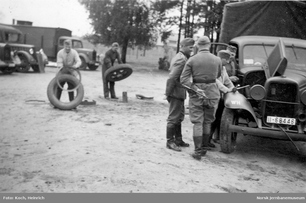 Soldater tilhørende den tyske okkupasjonsmakten i arbeid med å reparere militære kjøretøy