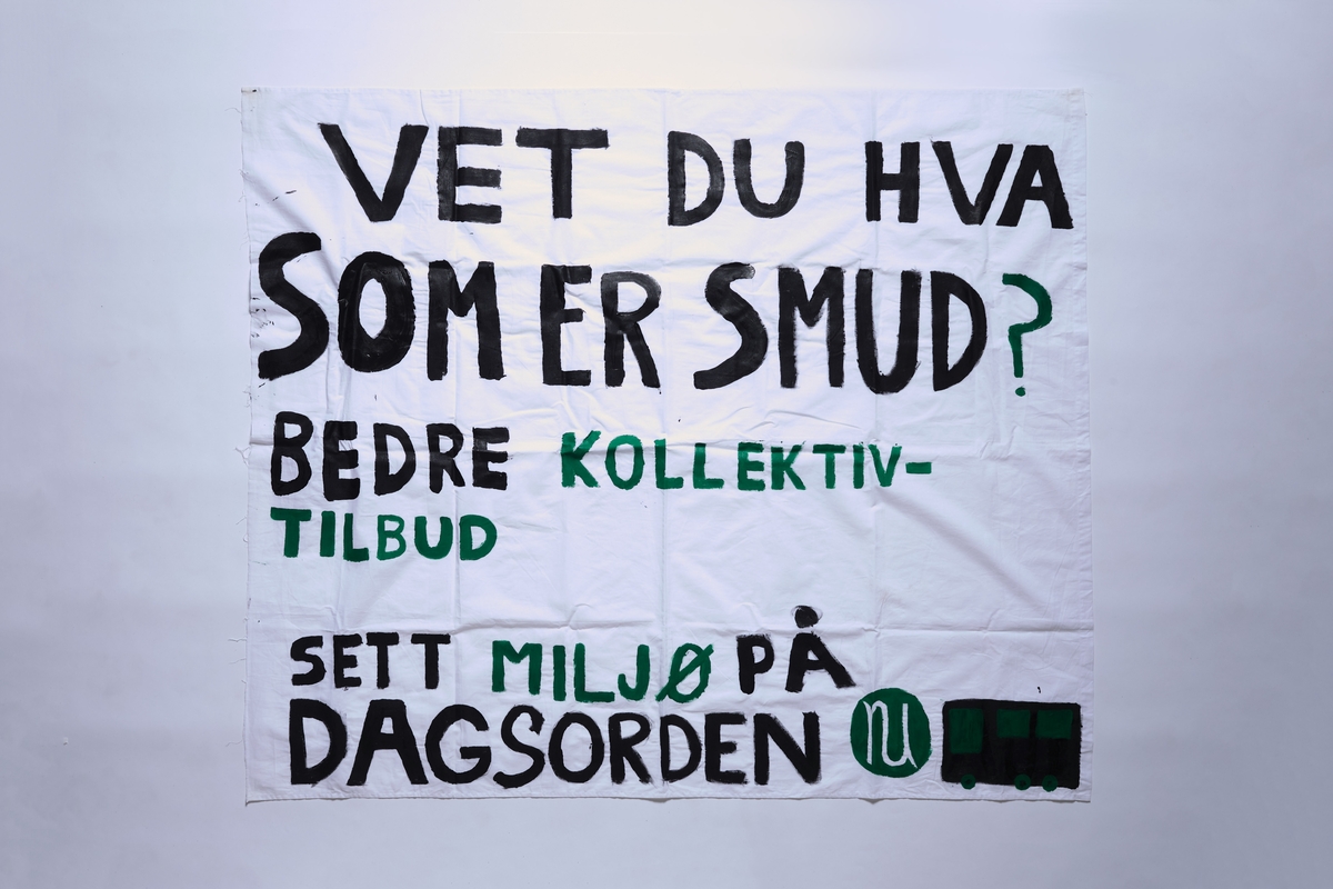 Banner av lerret påmalt tekst og logo for Natur og ungdom