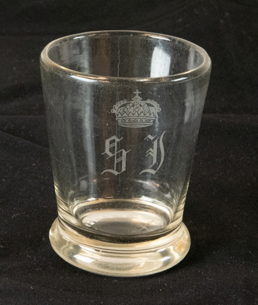 Dricksglas av klart glas med krönt SJ-monogram ingraverat på utsidan.