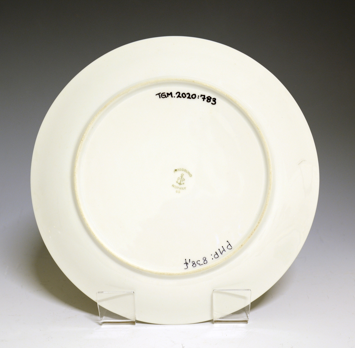 Tallerken av porselen. Dekorert med små streker i relieff på fanen.

Modell: 2375 Snow Top av Eystein Sandnes. I produksjon fra 1962.