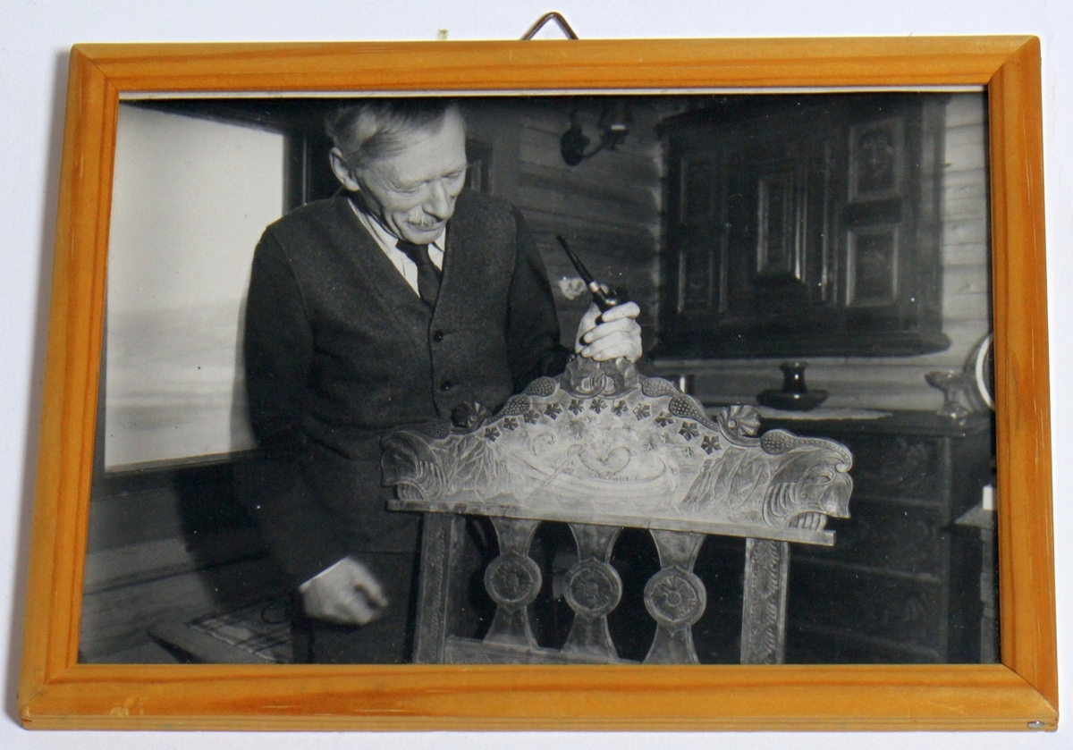 Fotografi av diktaren Henrik Rytter på 70-årsdagen 18. januar 1947. På biletet fortel han om "Nordlandstolen". Fotografen kom frå Dagbladet. Biletet er i glas og ramme, og det har måla 13 x 17 cm.