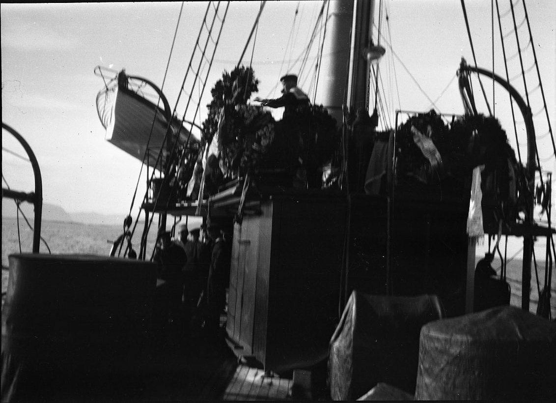 Kistor med kransar ombord på kanonbåten HMS Svensksund.