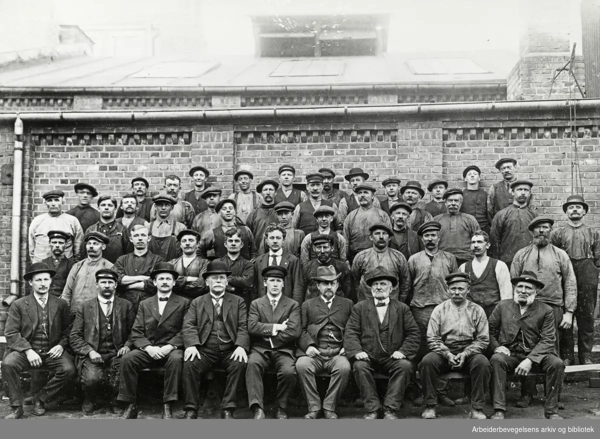 Arbeidere ved A/S Rodeløkkens Maskinverksted, ca. 1915.