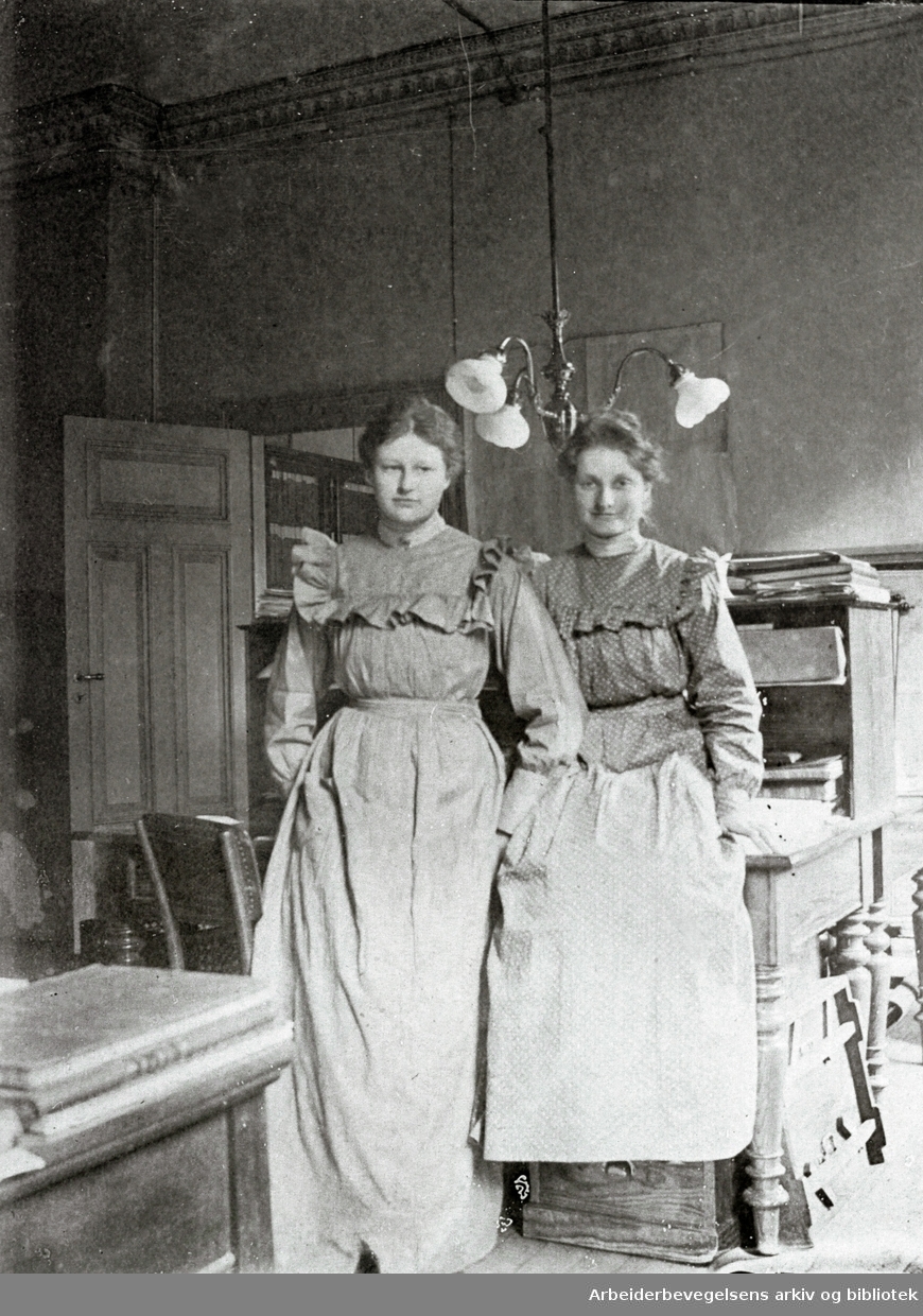 Kvinnelige assistenter i Telegrafverket, ca. 1900.