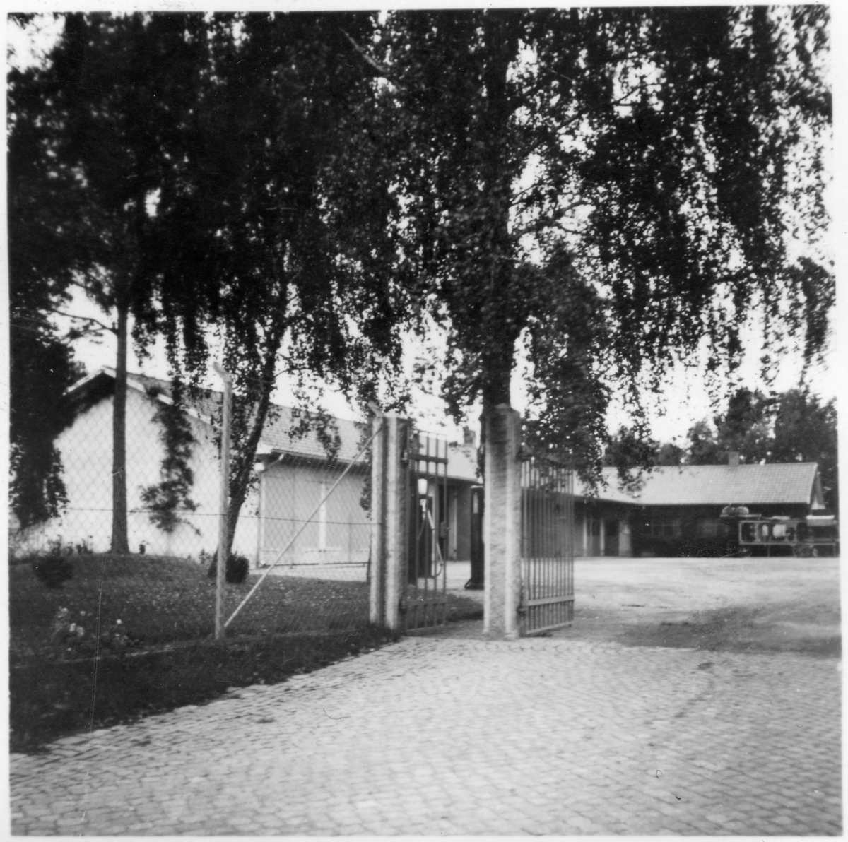 Vägstation K4, Pukavik. Vy in mot vägstationen med garagebyggnad till