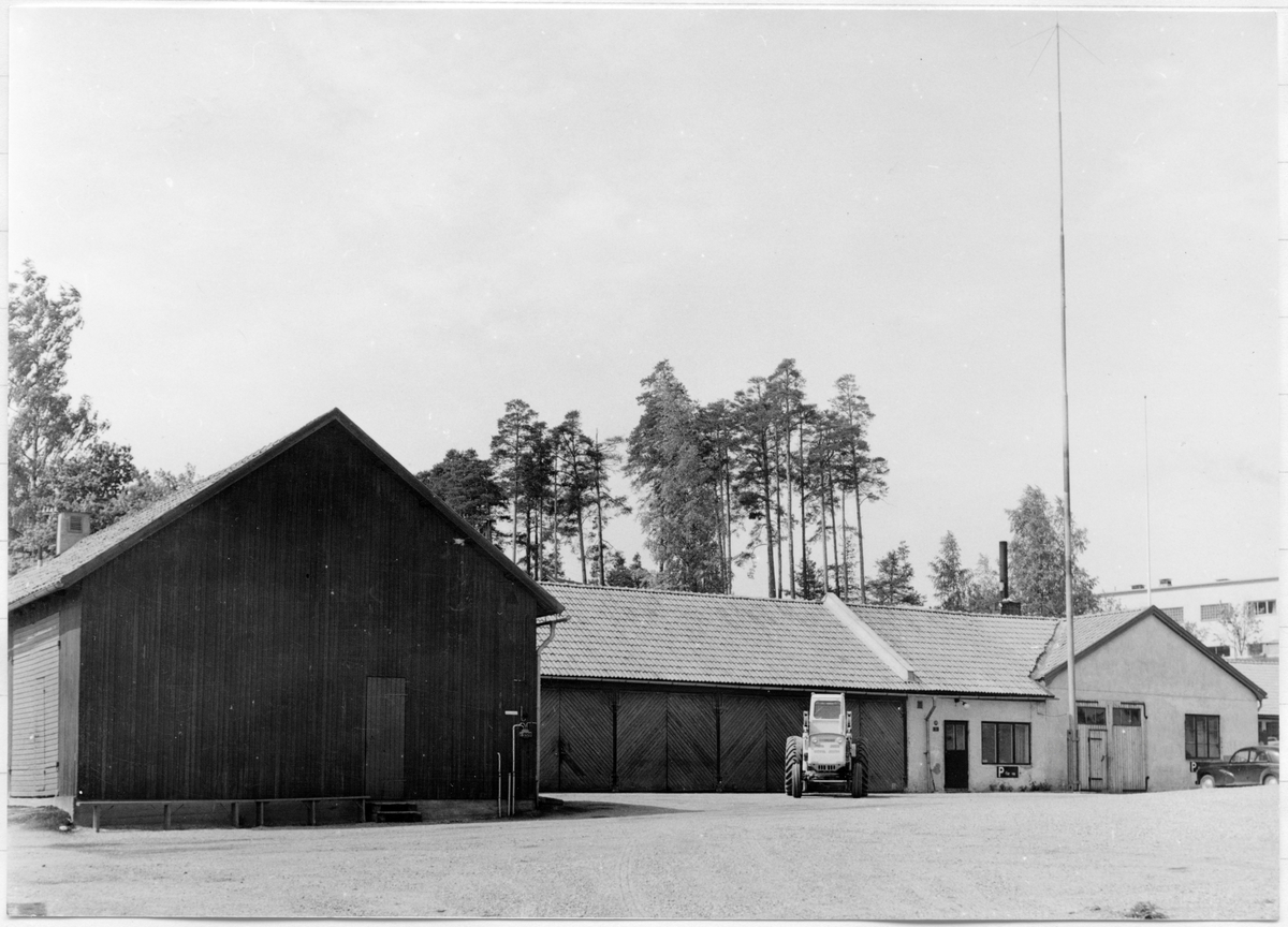 Vägstation Vmo X1, Valbo. Garageplan. Förrådsbyggnad till vänster, garage i mitten, verkstadsbyggnad till höger.