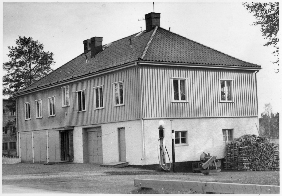 Vägstation Z7, Järpen. Bostadshus, eventuellt tjänstebostad för vägmästare och kontor. Garage i bottenvåningen. Vid gaveln bensinpump (drivmedelspump) Ljungmans, modell Vici. Vedupplag och vedkap.