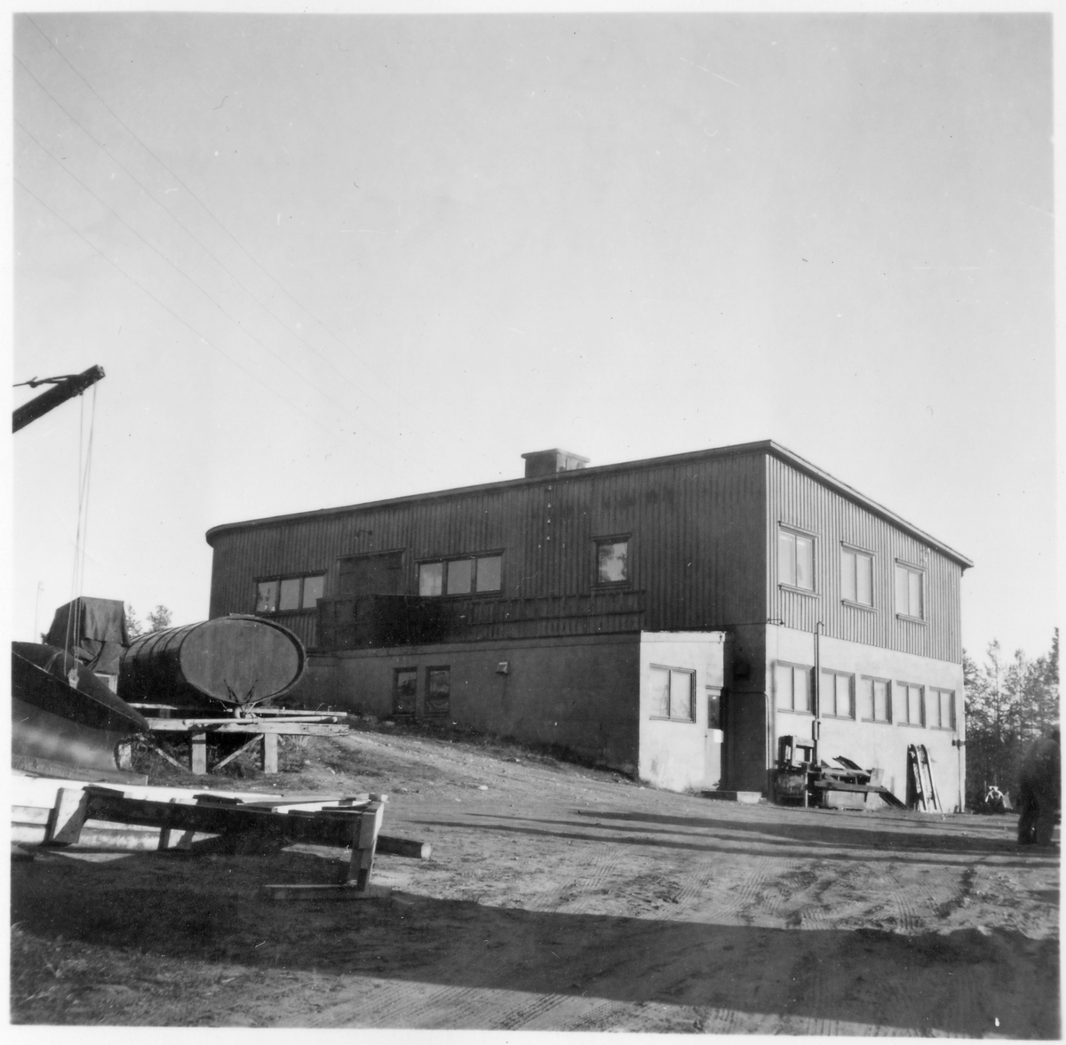 Vägstation BD17, Jokkmokk. Vägstationens huvudbyggnad med garage i bottenvåningen. Kontor i övervåningen (baksidan). Förrådsbyggnad påbyggd på huvudbyggnaden. Luttunna.
