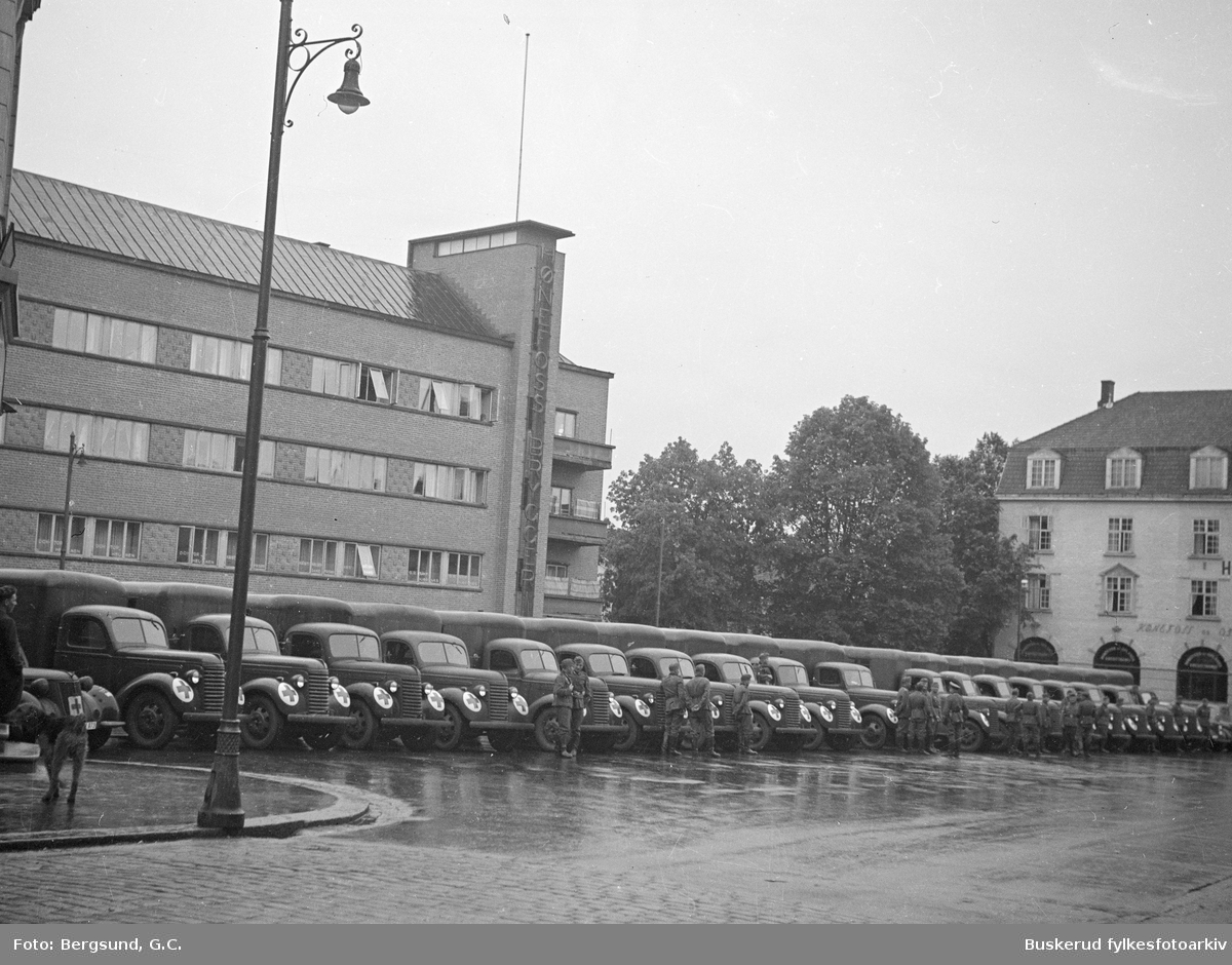 Tyske Røde Kors biler parkert på S. Torg 
