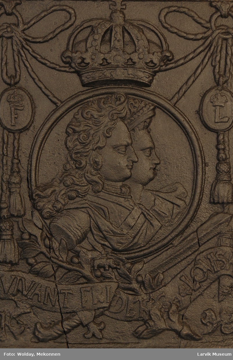 kronet protrett av kronprins Fredrik IV og kronprinsesse Louise. på siden mindre medaljonger i snorverk med henholdsvis kronet L og F. under bånd med Vivant Fridrerik Loisa. på sidene laurbærblader.