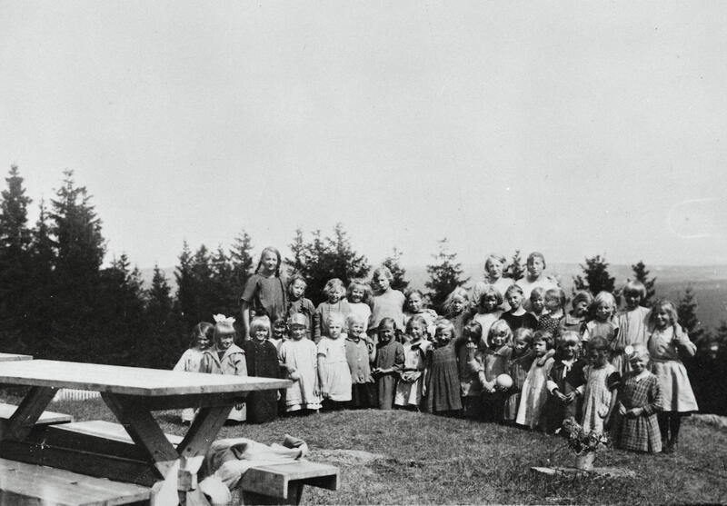 Store og små jenter på Trudvang feriekoloni, Østre Toten, ca. 1920-tallet, Toten. Foto: Mjøsmuseet. (Foto/Photo)