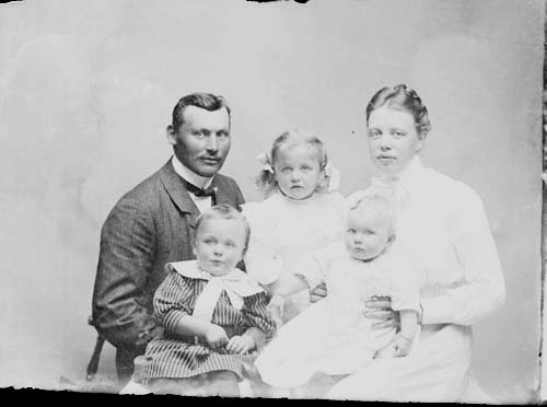 Gruppbild med en man, en kvinna och tre små barn.