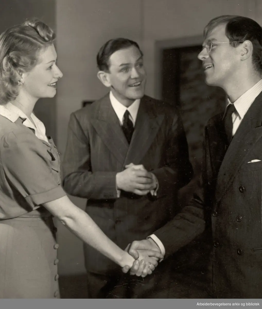 Oppsettingen "Tre må man være" på Centralteatret i 1943. Fra venstre: Wenche Kloumann, Tore Foss og Georg Richter.