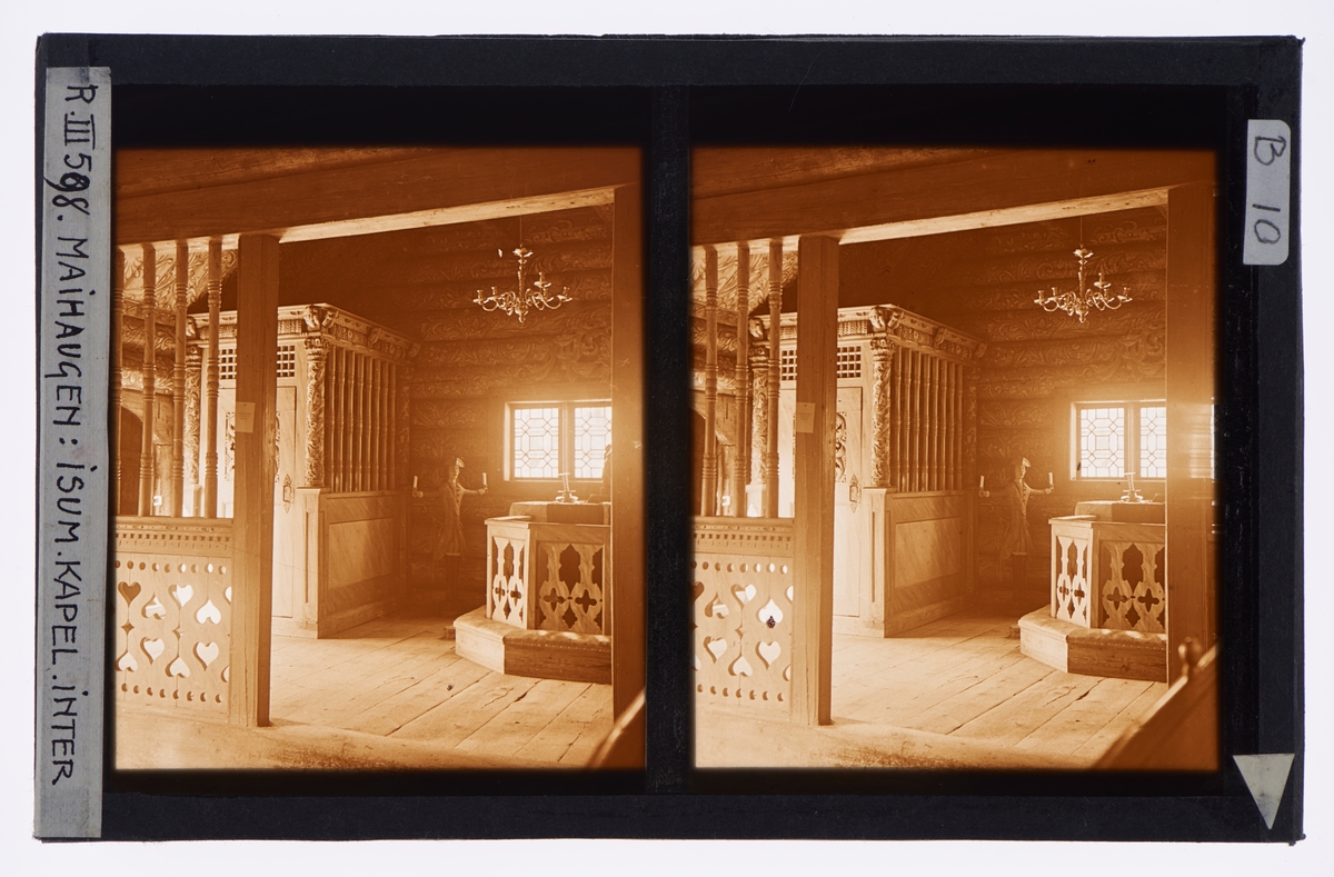 Isumkapellet, Maihaugen friluftsmuseum. Oppført i 1912 som en rekonstruksjon av et middelalderkapell. Veggene er rikt dekorert. Utskjært lysestake formet som en mann som holder lysene. Tilhører Arkitekt Hans Grendahls samling av stereobilder.