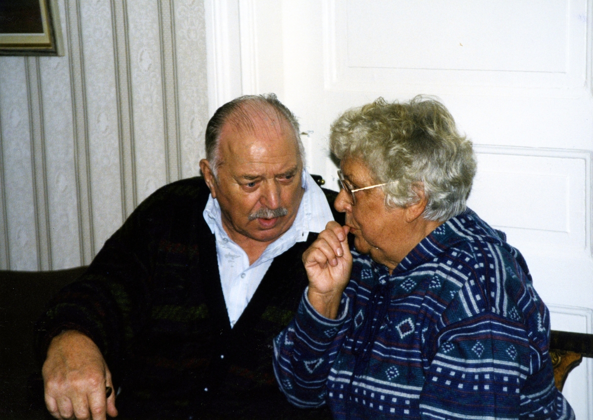 SV Kulturprogram "Skivor till kaffet" i Vommedal Västergård cirka 1998 - 1999. Från vänster: Olle Bengtsson (1918 - 2006) och Eivor Bjerrhede (1921 - 2015).
