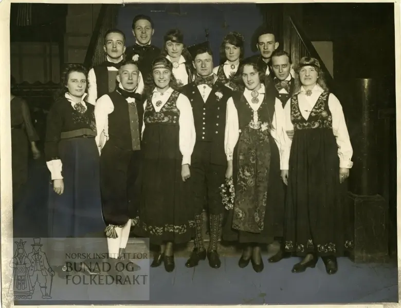 Menn og kvinner i den norske leikarringen i Chicago.  Klara Semb ytterst til venstre.