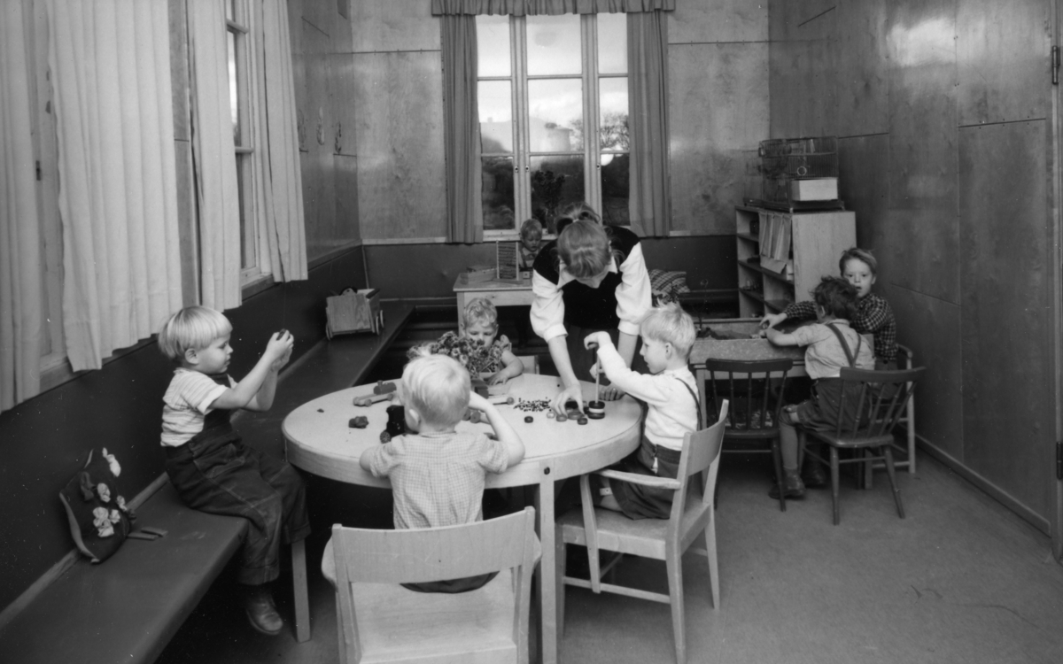 Vykort från förskolan i Stretereds skolhem (nuvarande Videgården), 1950 ...