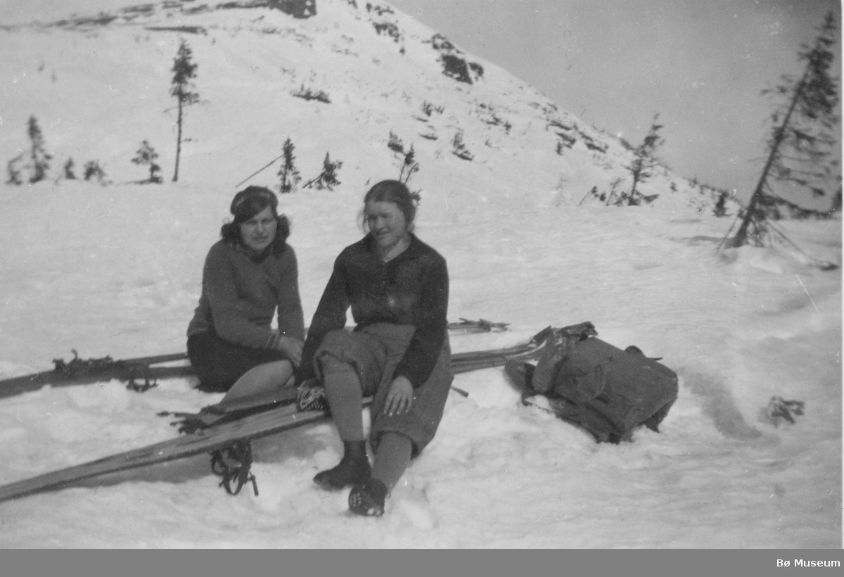 Klara Sanda Torstveit og Aasta Torstveit Strand på skitur