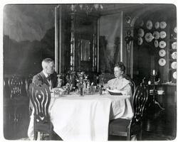 Nini og Westye Egeberg ved middagsbordet i spisestuen på Bog