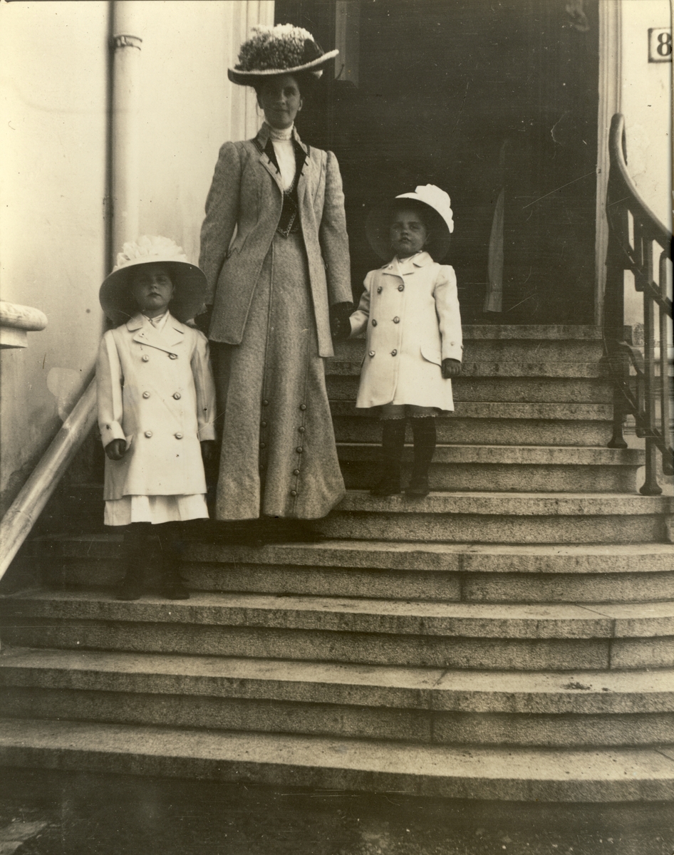 Nini Egeberg med døtrene Mimi og Lucy på trappen til hjemmet i Kruses gate 8, Oslo. Fotografert 1910/1911.