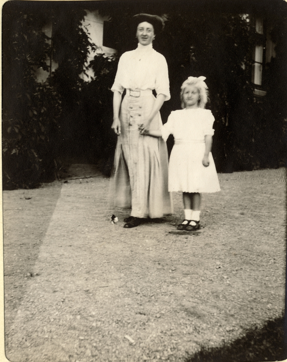 Comtessa Cessy von Wedel og Cecilie Wedel-Jarlsberg. Fotografert 1911.