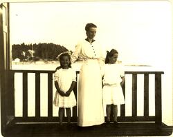 Nini Egeberg med døtrene Lucy til venstre og Mimi til høyre,