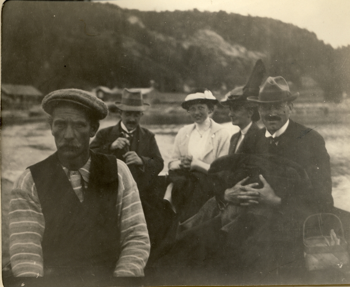 Båttur på Glomma, antagelig i Østfold. Fra venstre båtføreren, Andreas Jacobsen, fru Petersen, Nini Egeberg og H. Petersen. Fotografert 1913.