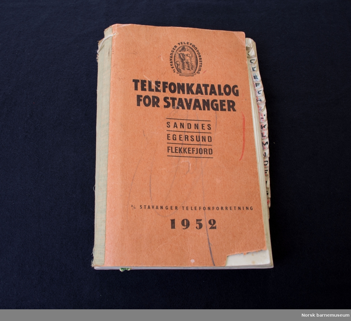 Telefonkatalog for Stavanger, brukt som samlealbum for glansbilder. 
En del glansbilder som ligger løst i tillegg.