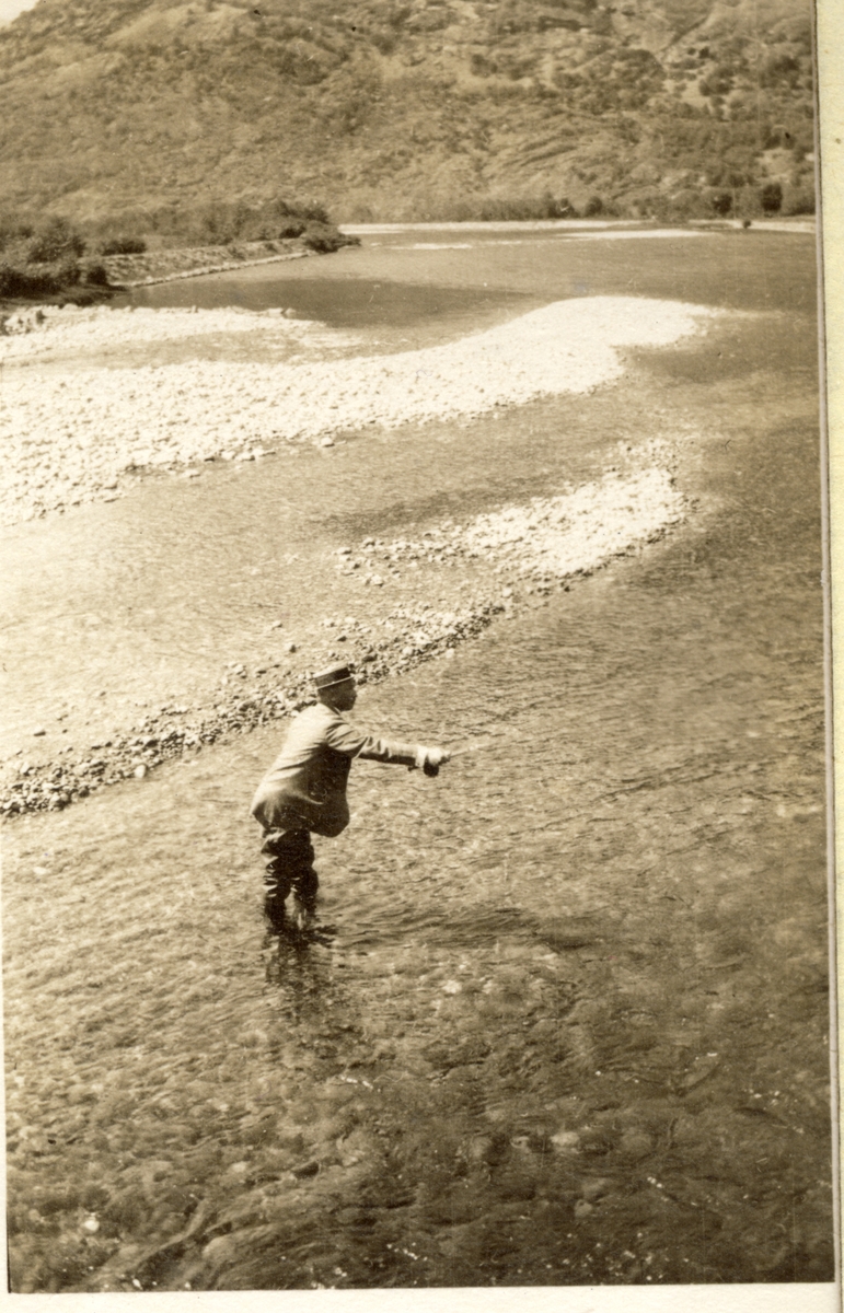 Laksefisker, antagelig Westye Egeberg, fisker i Lærdalselvi, Sogn og Fjordane. Fotografert 1916.