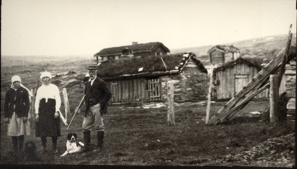 Ferdinand J. Egeberg sammen med to budeier ved feriestedet Kløfte i Tolga, Nord-Østerdalen. Fotografert september 1921. Ferdinand Egeberg døde noen dager etterpå etter en fallulykke som utløste et skudd fra geværet.
