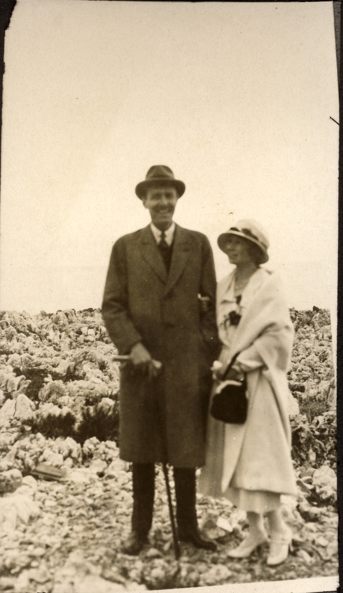 Esther Lucy Egeberg og Jack(?) på bryllupsreise i Frankrike, her på Cap St. Martin i Frankrike. Fotografert 1922.