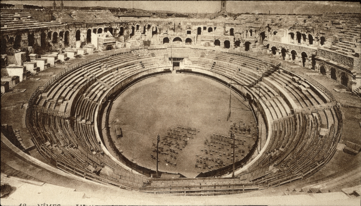 Amfiteatret i Nîmes, Frankrike, hvor Westye P. Egeberg og følge så på tyrefekting i 1922. Antagelig et postkort kjøpt under oppholdet.