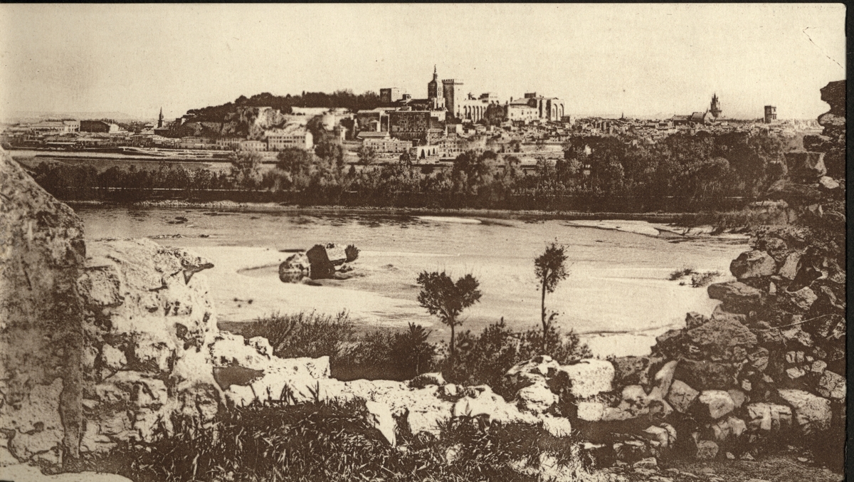Byen Avignon ved elven Rhône, fotografert i 1922 i forbindelse med en reise i Frankrike.