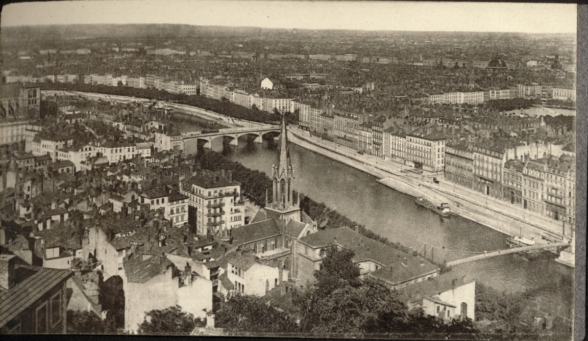 Utsikt over byen Lyon. Elven Rhône renner gjennom byen. Fotografert 1922 i forbindelse med en rundreise i Frankrike.