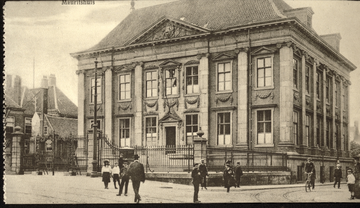 Mauritshuis, kunstmuseum i den Haag, Nederland. Rundt museet spaserer og sykler velkledde borgere. Antagelig et postkort kjøpt under en rundreise i Europa 1922.