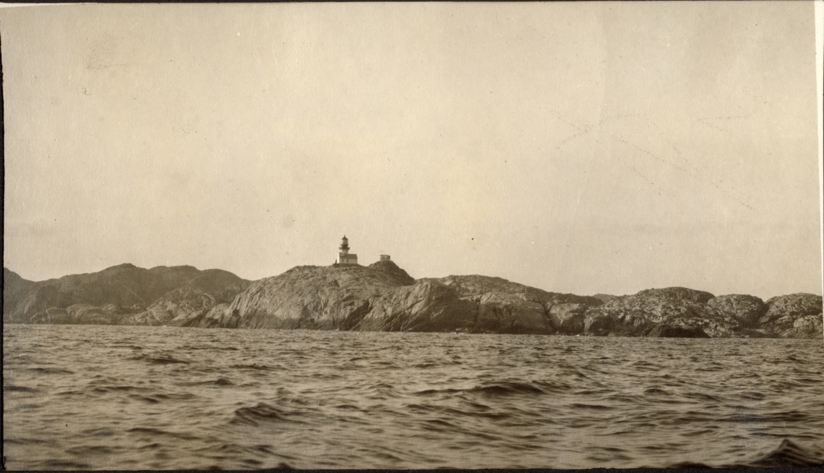 Lindesnes fyr fotografert under seiltur til Stavanger i juli 1922.