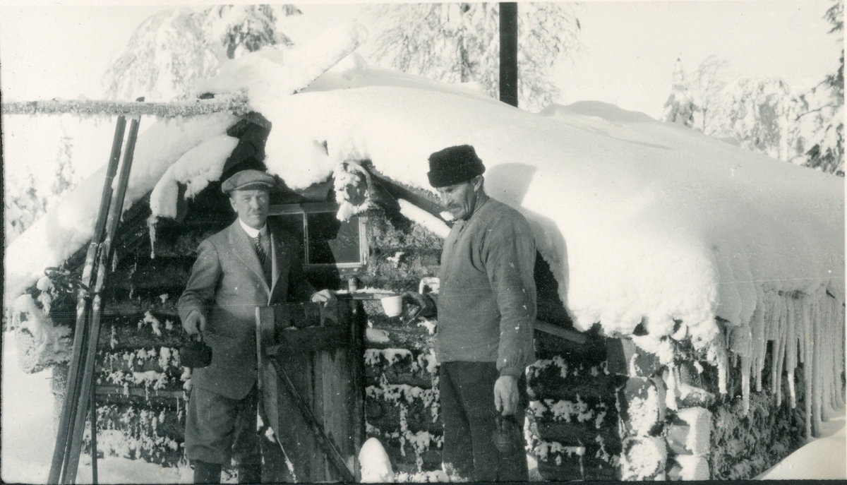 Vinter 1928. Tømmerhytte, løe