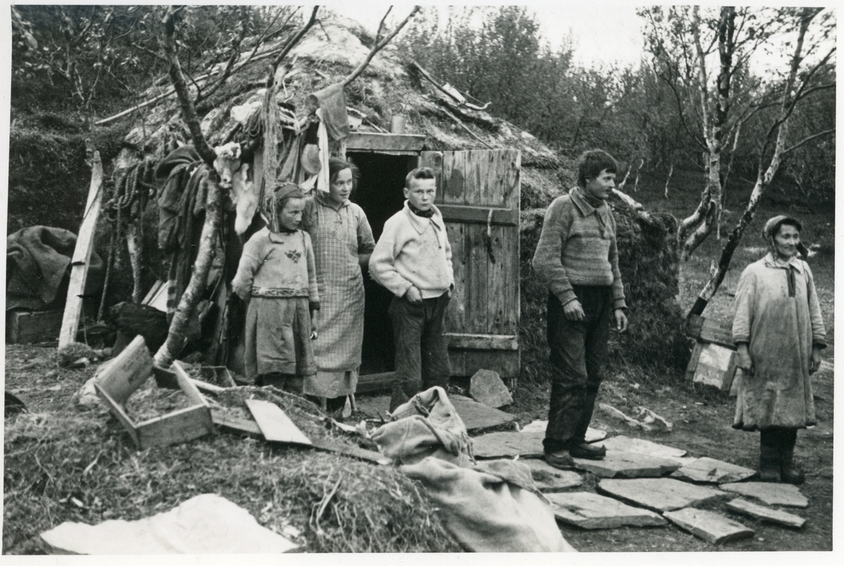 En familie av sjøfinner utenfor en jordgamme, antagelig i Karasjokk. Fotografert 1935.