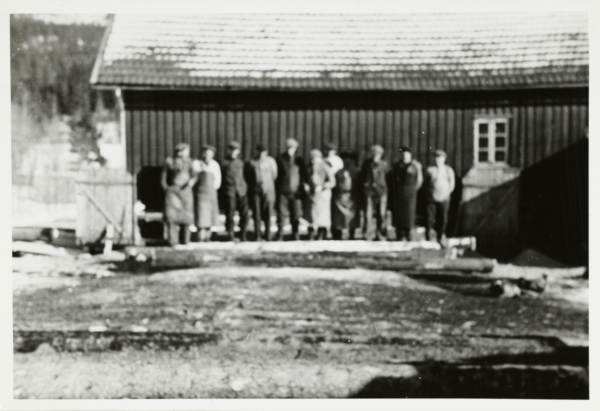 Mannskapet på 11 menn som arbeider ved Zinober-sagen, antagelig i Sørkedalen. Fotografert i januar 1947