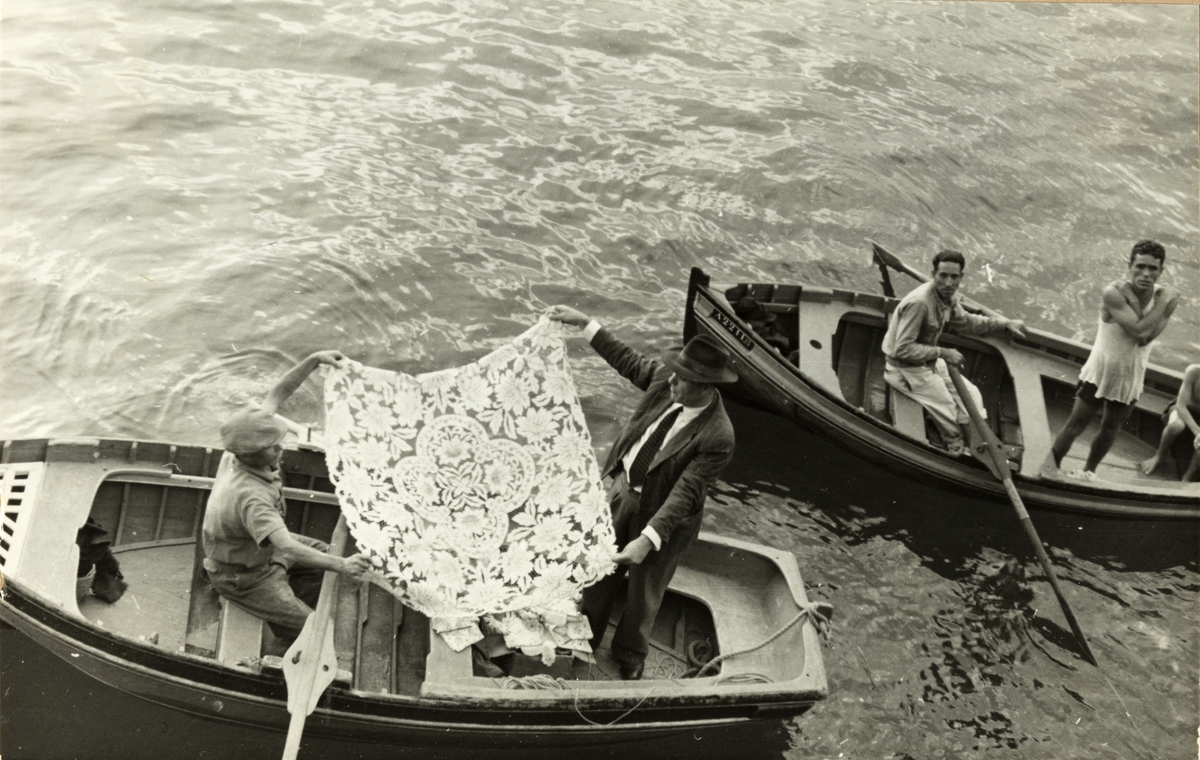 Lokale innbyggere på Madeira falbyr sine varer fra robåter. Fotografert 1953 fra M/S "Venus".