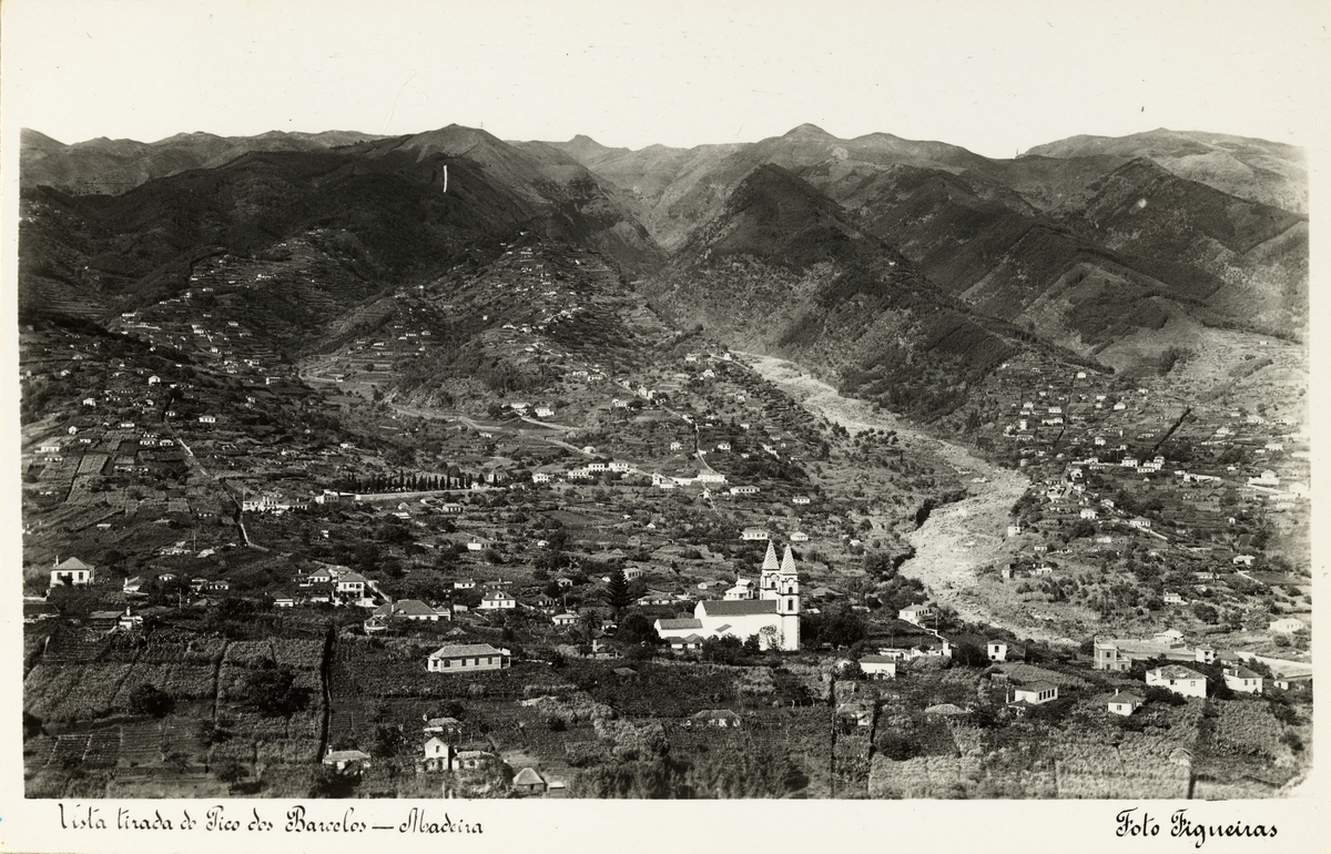 Postkort med utsikt fra Pico dos Barcelos på Madeira. Kjøpt under reise i 1953.