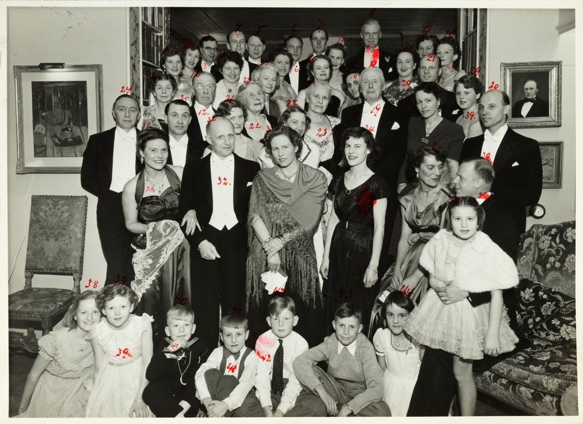 Gruppebilde av gjester, blant dem Westye Parr Egeberg, i forbindelse med feiring av 100-årsdagen for Carl Wedel-Jarlsbergs fødsel. Vert for festen var Ragnar Platou. Se avbildet gjesteliste. Fotografert 20. februar 1954.