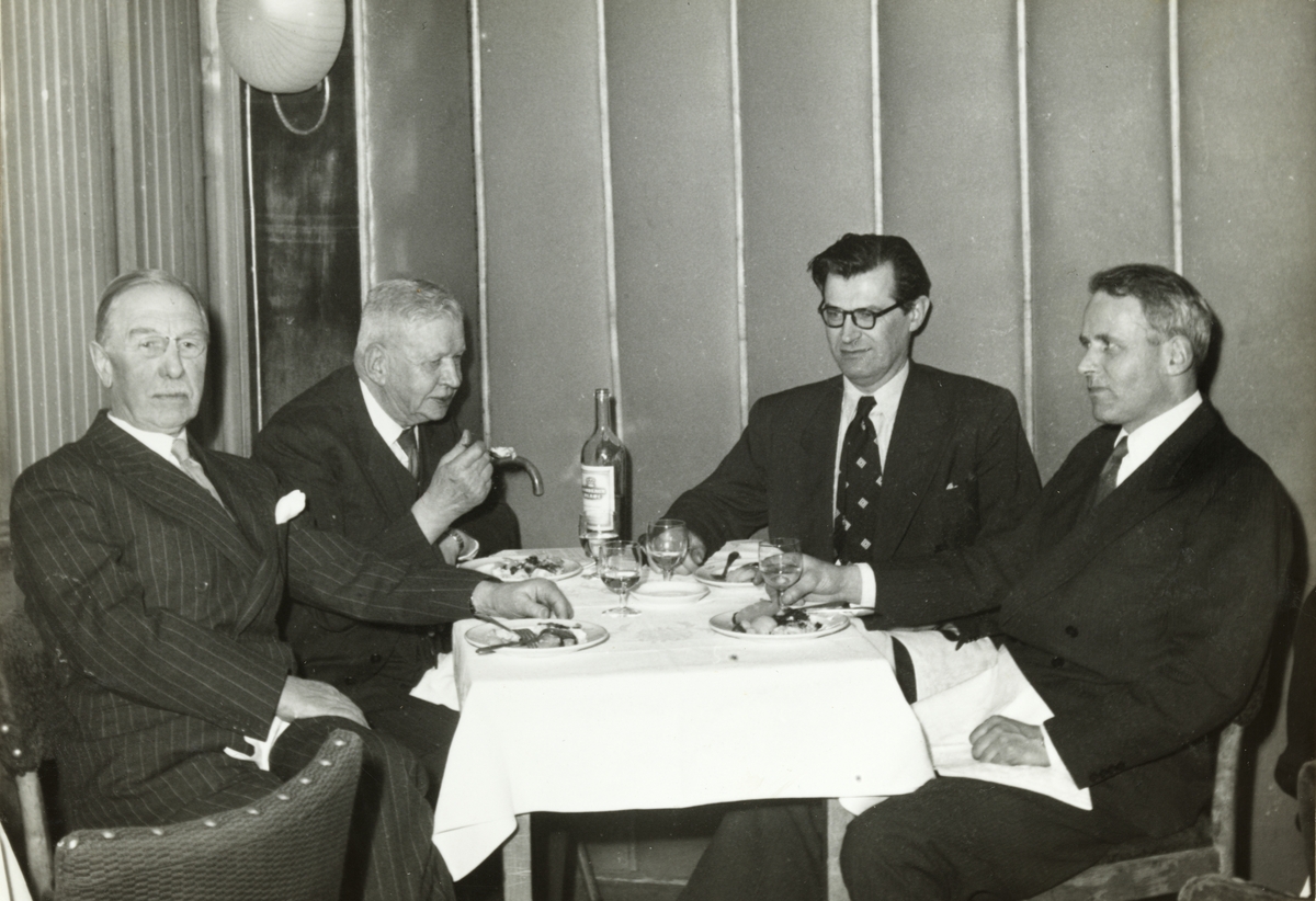 Fire menn på restauranten "Regnbuen" i Oslo etter et møte i Rena kartonfabrik. Fra venstre Westye Parr Egeberg, Olav Mykleby, Tollef Sjølie, Tollef Mykleby. Fotografert i august 1954.
