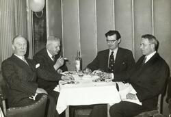 Fire menn på restauranten "Regnbuen" i Oslo etter et møte i 