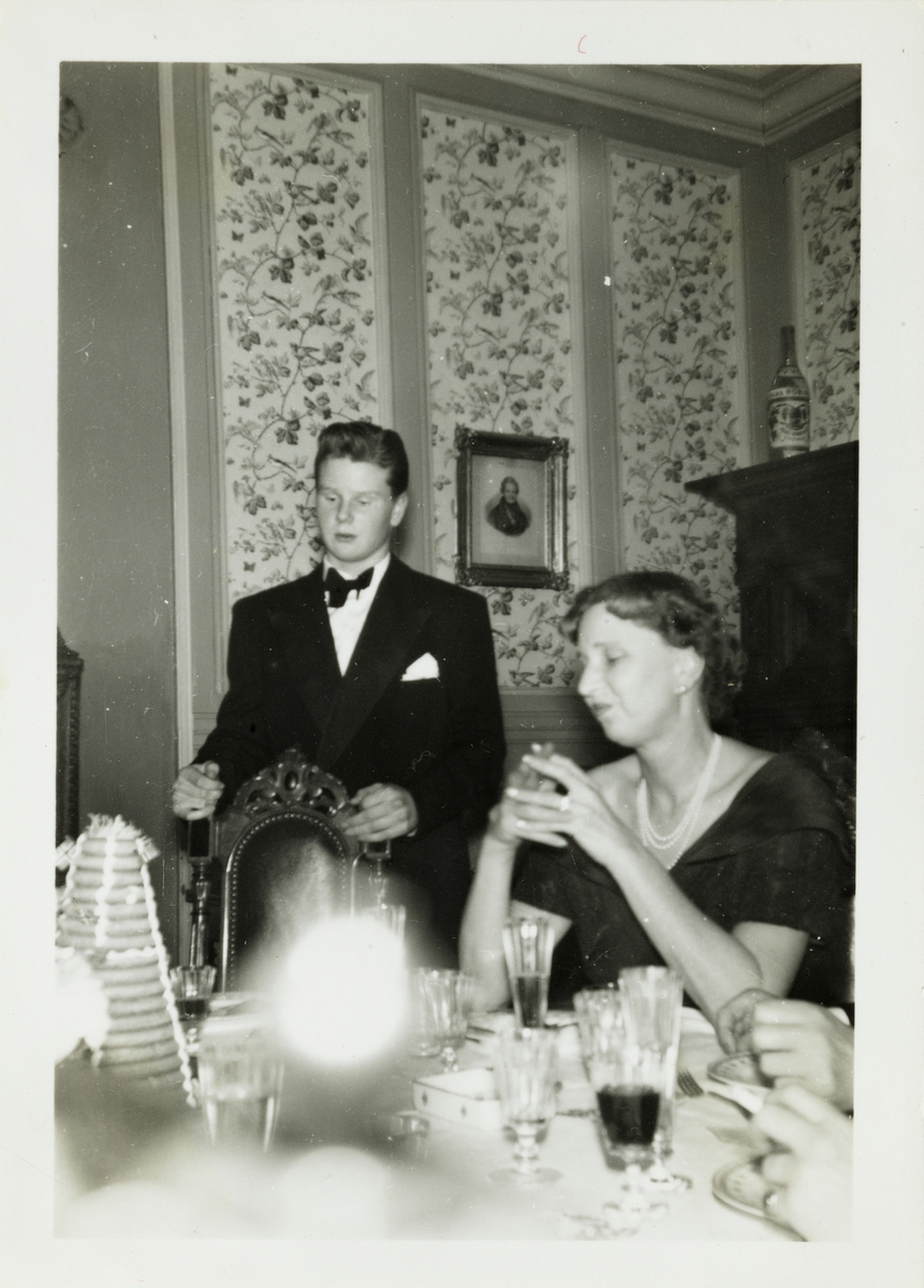  Thorvald Herman Løvenskiold holder tale på sin konfirmasjonsdag. Hans mor Evelyn lytter. Fotografert desember 1955.