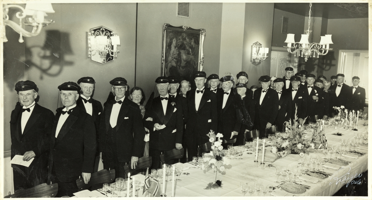 Feiring av 60 års studentjubileum 3. sept 1956. Jubilantene går til bords. Westye Parr Egeberg er nummer fem i rekken, med Helga Tandberg-Hansen under armen.
