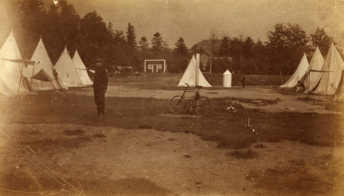 Militær teltleir for Søndenfjeldske Hjulrytterkompani i forbindelse med militærøvelse på Værnes. Fotografert 1901.